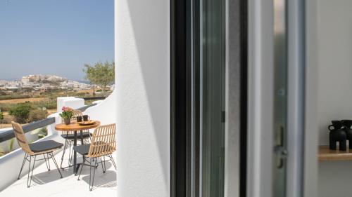 Naxos White Concept tesisinde bir balkon veya teras