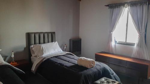 - une chambre avec un lit et une fenêtre dans l'établissement La huerta, à Ushuaia