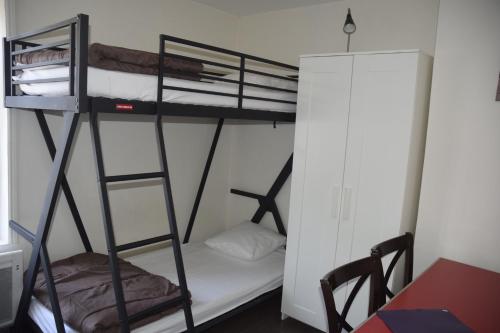 a dorm room with a bunk bed and a desk at Appart-alma in Saint-Laurent-sur-Sèvre