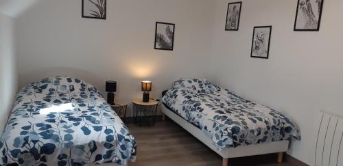 En eller flere senge i et værelse på Gîtes des 4A