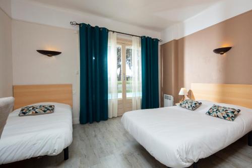 Giường trong phòng chung tại Hotel Les Rocailles