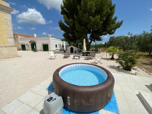 una piscina con bañera de mimbre en un patio en Casale Montereale, en Corato