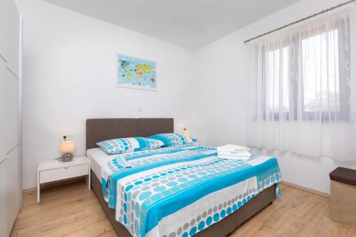 Tempat tidur dalam kamar di Apartments Otia Seaview