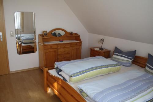 1 dormitorio con 2 camas, lavabo y espejo en Wiesenblick en Loitz