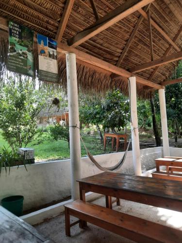 Taman di luar Pachamaya River Hostel