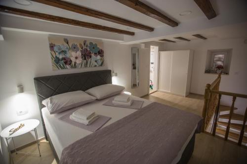 A bed or beds in a room at Apartman Mama Marija