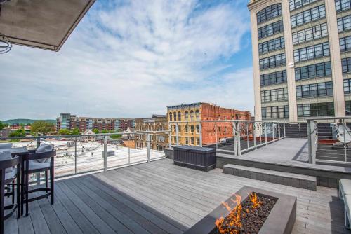 Ảnh trong thư viện ảnh của Largest Rooftop w Firepit - Vaulted LUXE Penthouse ở Knoxville