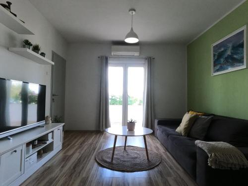 TV a/nebo společenská místnost v ubytování Moj komod
