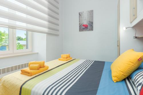 um quarto com uma cama e 2 cadeiras laranja em Apartmani CroAdriaStay Pula em Pula