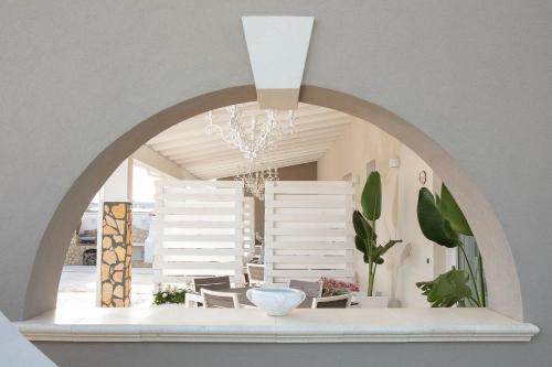 an archway in a room with a dining room at Casa Vacanze Il Vigneto in Marsala