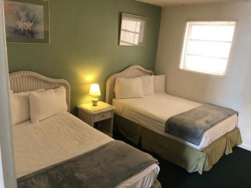 Postel nebo postele na pokoji v ubytování Gold Crest Motel