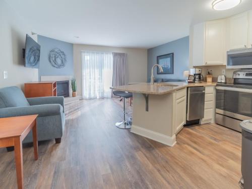 Dapur atau dapur kecil di The Cove of Lake Geneva