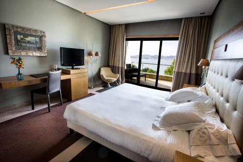 Кровать или кровати в номере Pazo Los Escudos Hotel Spa & Resort