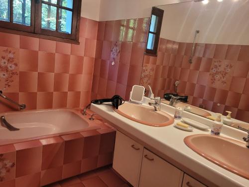 Ένα μπάνιο στο Bel appartement T4 dans maison basque