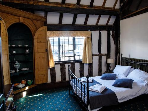 um quarto com uma cama num quarto com uma janela em The Old Crown em Birmingham