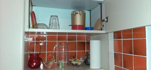 d'une cuisine avec de la vaisselle et des ustensiles. dans l'établissement Winter Palace, à Cannes