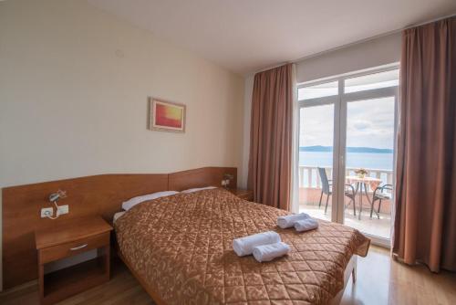 Una habitación de hotel con una cama con toallas. en Villa Sunce en Podgora