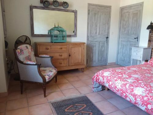 Schlafzimmer mit einem Bett, einer Kommode und einem Spiegel in der Unterkunft Chambre pour 2 personnes avec salle de bain privée in Tourves