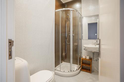 La salle de bains est pourvue d'une douche, de toilettes et d'un lavabo. dans l'établissement Charming TM Flat by the Ocean with a View, à Cruz Quebrada