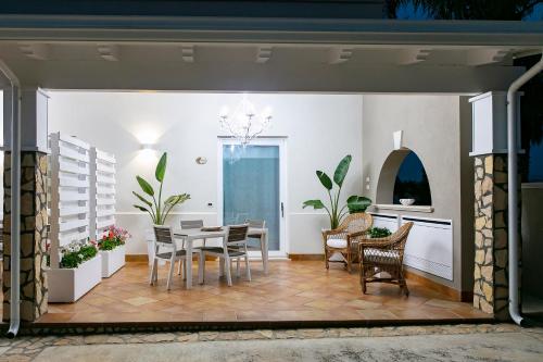 una sala da pranzo con tavolo e sedie di Casa Vacanze Il Vigneto a Marsala