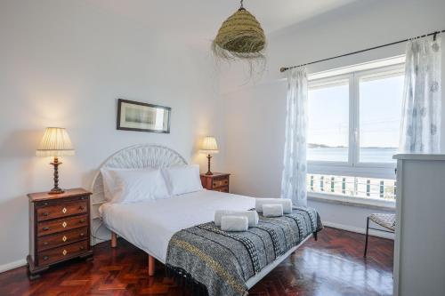 A bed or beds in a room at Charming TM Flat by the Ocean with a View