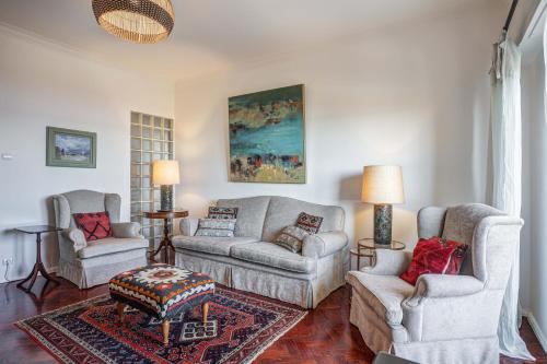 a living room with two chairs and a couch at Charming TM Flat by the Ocean with a View in Cruz Quebrada