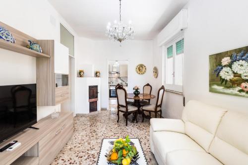 sala de estar con sofá blanco y mesa en Ville Colonia Marina, en Marina di Noto