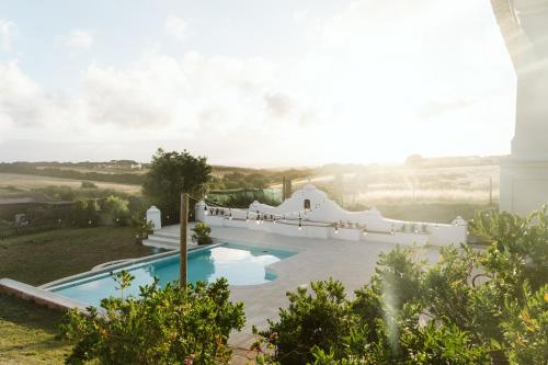 uma imagem de uma piscina numa villa em Dreamsea Surf Guest House em Sintra