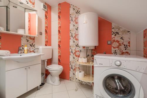 a bathroom with a washing machine and a sink at Kuća za odmor Izidora in Crikvenica