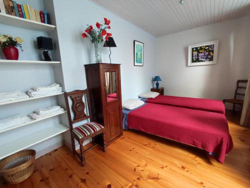 - une chambre avec un lit doté d'un couvre-lit rouge dans l'établissement bayonne centre, à Bayonne