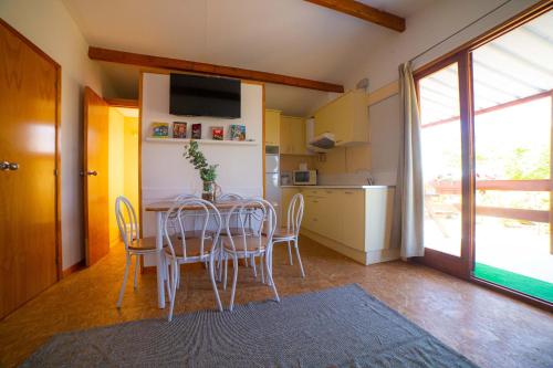 a kitchen and dining room with a table and chairs at Las Casitas de Guadamur in Guadamur