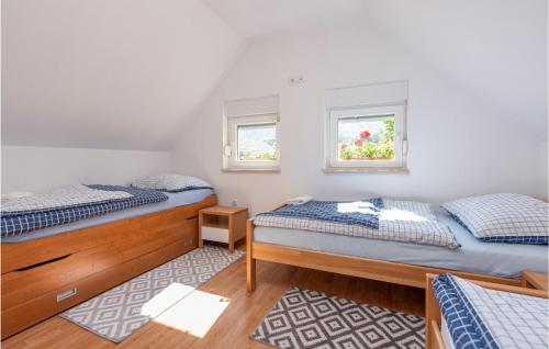 Un pat sau paturi într-o cameră la Gorgeous Home In Kunovac Kupirovacki With Wifi