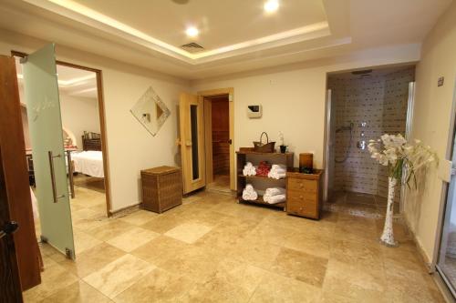 ein großes Wohnzimmer mit einem Zimmer mit einem Bett in der Unterkunft Olira Boutique Hotel&SPA in Gündoğan