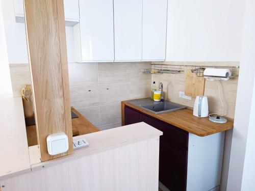 a small kitchen with a counter and a sink at Apartament w Świnoujściu in Świnoujście