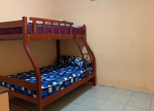 a couple of bunk beds in a room at Acogedor Departamento Pequeño in La Libertad