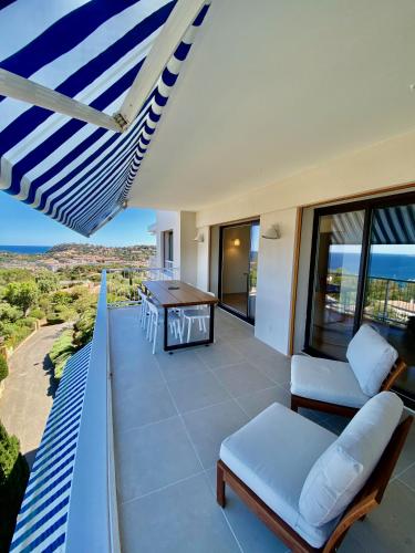 Balkón alebo terasa v ubytovaní Mimosas - Bel appartement avec une vue imprenable sur la baie