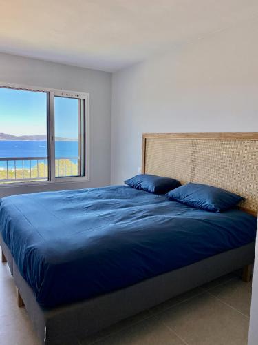 Posteľ alebo postele v izbe v ubytovaní Mimosas - Bel appartement avec une vue imprenable sur la baie