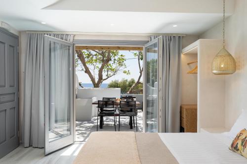 カマリにあるThousand Stars Suites&Roomsのベッドとダイニングルームのある寝室