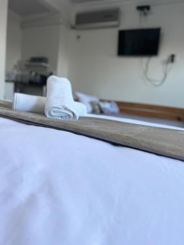 Bella Lux Holiday Condos في ديربان: مرآة مع مناشف على المنضدة في الحمام