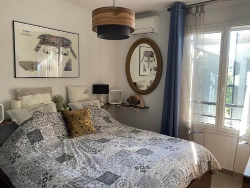 um quarto com uma cama e um espelho em Roquebrune Golfs Plages em Roquebrune-sur-Argens
