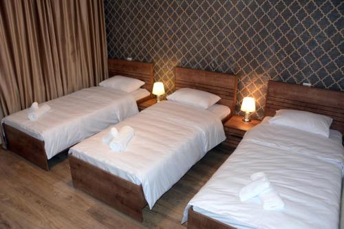 - 2 lits dans une chambre d'hôtel avec 2 lampes dans l'établissement Tulpan Hotel, à Shaki