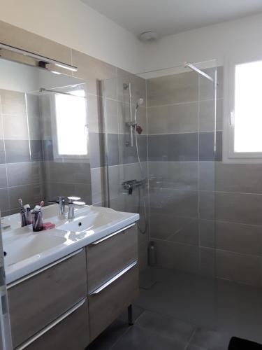 une salle de bain avec un lavabo et une douche dans l'établissement Maison individuelle neuve avec piscine, à Limoux