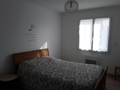 1 dormitorio con cama y ventana en Maison individuelle neuve avec piscine en Limoux