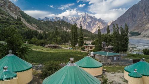 Gulmit的住宿－Roomy Yurts, Gulmit Hunza，享有山谷和绿色屋顶的景色