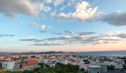 - une vue sur la ville au coucher du soleil dans l'établissement Apartment Panorama, à Bar
