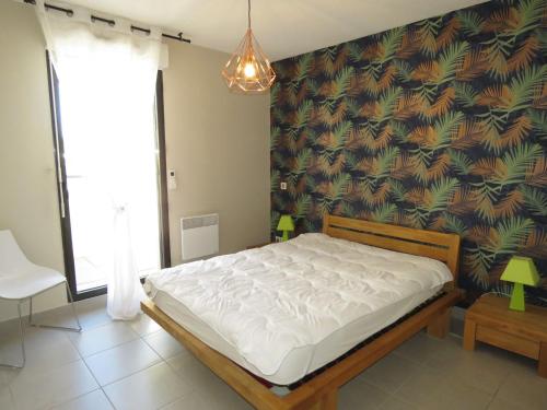 une chambre avec un lit et un mur dans l'établissement Sète: Superbe T2 52m² avec Parking, Clim, Wifi - FR-1-472-169, à Sète