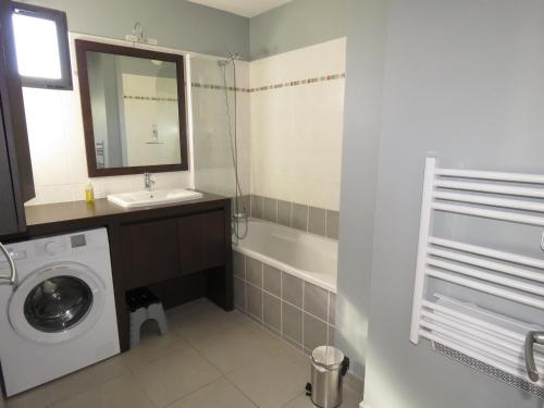 une salle de bain avec une machine à laver et un lavabo dans l'établissement Sète: Superbe T2 52m² avec Parking, Clim, Wifi - FR-1-472-169, à Sète