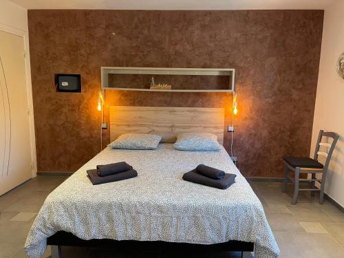 - une chambre avec un lit et 2 oreillers dans l'établissement Oustaou di Ercole, à Bormes-les-Mimosas