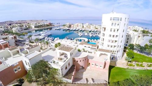 Afbeelding uit fotogalerij van Gorgeous Pool View Apartment - Tala Bay Resort, Aqaba in Aqaba