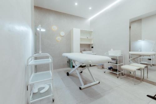 an empty hospital room with a table and chairs at Apartel Shayan in Shaian